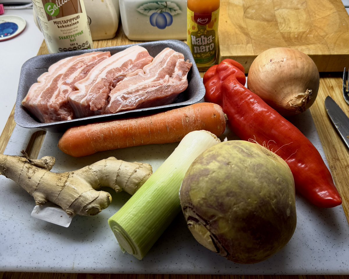 MasaSaarnela's tweet photo. #arkiruoka
Lanttu-porsaspata
Lisänä porkkanaa, sipulia, purjoa, suippopaprikaa, mustapippuria ja Kikkoman-soijaa. Raaka-aineet näkyvät toisessa kuvassa. Sianliha rasvaista kylkeä. https://t.co/N2e6GuTEwn
