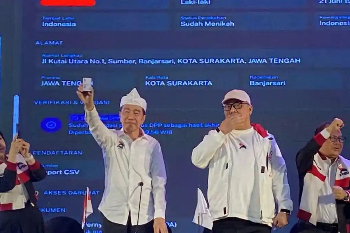 LambeSahamjja's tweet photo. jokowi dateng ke rakorda psi kota bandung pake iket putih khas sunda

dia nunjukin kartu anggota psi buat buktiin dia beneran anggota sejak 14 oktober 2025

nomor keanggotaannya dibacain langsung biar ga ada yang ragu lagi

jokowi juga cerita progres struktur psi kayak dpw udah 100 persen dpd 97 persen dpc 85 persen

khusus kota bandung dpc sama dprt udah selesai semua 100 persen

jokowi bilang struktur partai bukan tujuan akhir tapi modal buat kerja nyata di lapangan