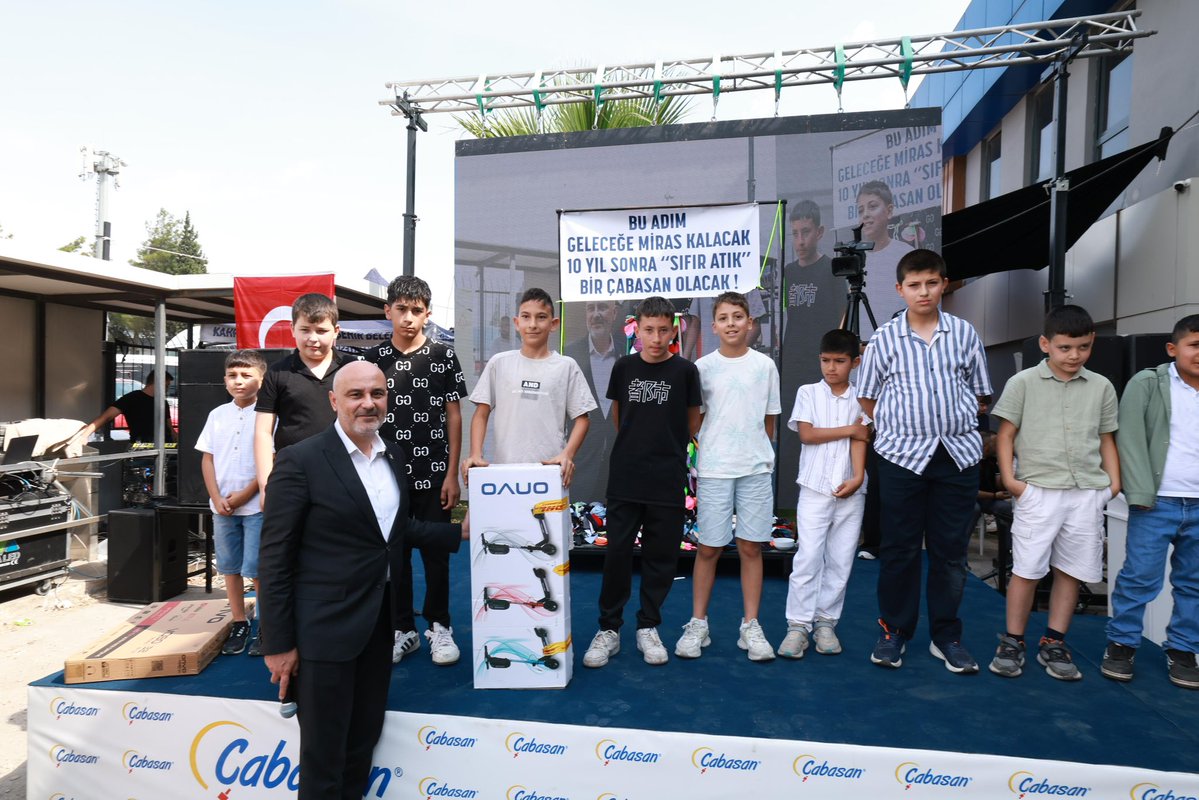 AkKahramanmaras's tweet photo. Çabasan Tekstil Fabrikası tarafından düzenlenen Fabrika Çalışanlarının ve Ailelerinin katılımlarıyla gerçekleşen "Geleneksel Çabasan Şenliği Programı’na” katılım sağladık.

Çocuklarımızın yüzünü güldürmek, onlarla ve aileleri ile birlikte zaman geçirmek ve güzel anılar biriktirmek bizler için büyük bir mutluluk.🙂

Geleceğimizin teminatı çocuklarımızın ve kıymetli ailelerimizin heyecanına ortak olduğumuz bu anlamlı program için başta Çabasan Tekstil Yönetim Kurulu Başkanı Sn.Şahin Balcıoğlu ve kıymetli ailesi olmak üzere emeği geçen herkese teşekkür ederiz.

#AKPARTİ
#Kahramanmaraş 🇹🇷