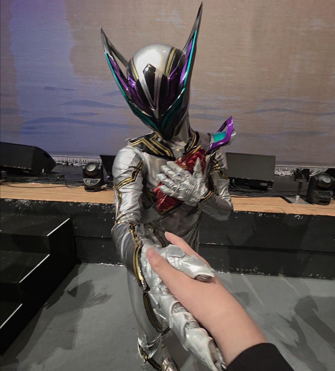 wadatsumi_pose's tweet photo. ハイタッチで「また夢でお会いしましょう」って言った時の反応集
レディ：“今夜夢で会えますか？”って書いてたうちわ指差しと優雅なお辞儀
ゼロ：うちわ指差しておやすみポーズ（？！）
#ゼッツFS https://t.co/MedHlhJHH2