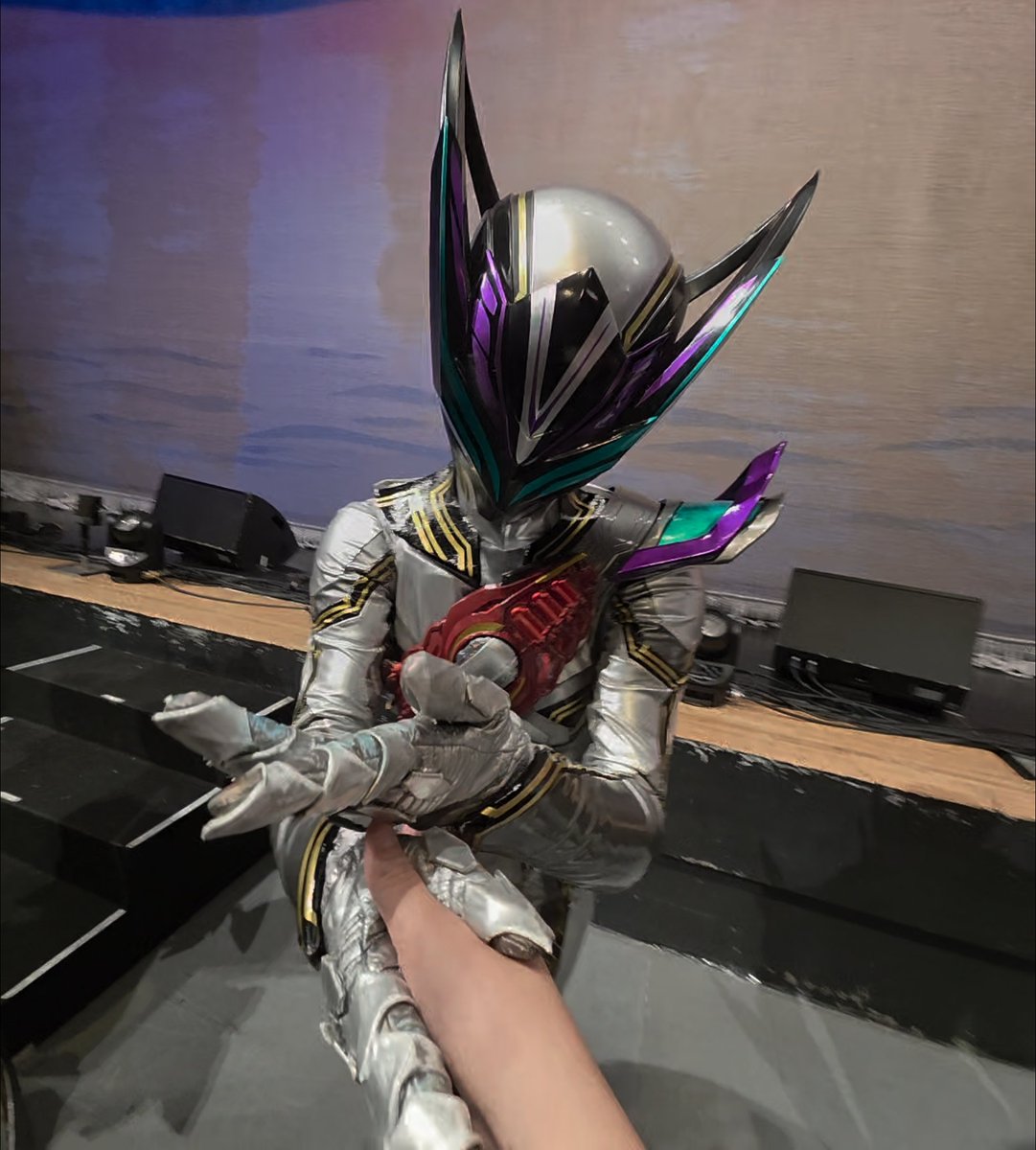 wadatsumi_pose's tweet photo. ハイタッチで「また夢でお会いしましょう」って言った時の反応集
レディ：“今夜夢で会えますか？”って書いてたうちわ指差しと優雅なお辞儀
ゼロ：うちわ指差しておやすみポーズ（？！）
#ゼッツFS https://t.co/MedHlhJHH2