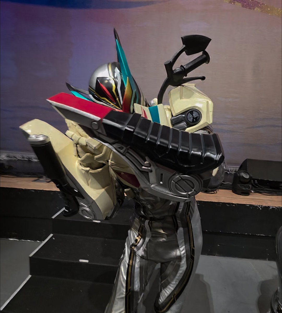 wadatsumi_pose's tweet photo. ハイタッチで「また夢でお会いしましょう」って言った時の反応集
レディ：“今夜夢で会えますか？”って書いてたうちわ指差しと優雅なお辞儀
ゼロ：うちわ指差しておやすみポーズ（？！）
#ゼッツFS https://t.co/MedHlhJHH2