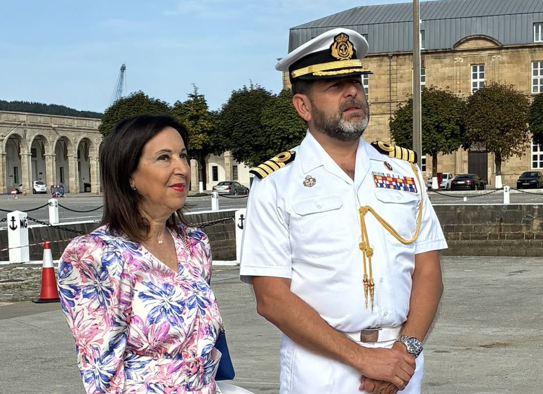 Defensagob's tweet photo. ⚓️ Ferrol despide a la fragata Blas de Lezo, que se suma a la labor de la @Armada_esp en misiones #OTAN.

🇪🇸 Un acto que muestra el compromiso de España con la paz y seguridad, en el que la ministra de Defensa ha arropado y deseado suerte a la tripulación.

🫡¡Buena singladura! https://t.co/TXReFlPdnZ