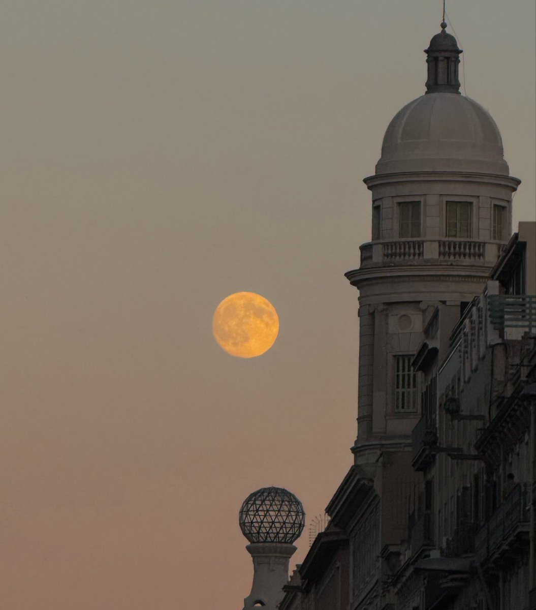 _aleenax's tweet photo. las night’s moon https://t.co/y7gxVK9t2Y