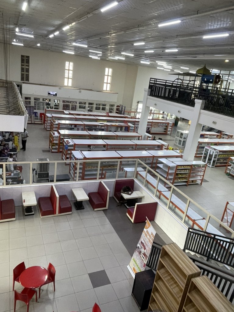 MrChizzyMe's tweet photo. Everyday supermarket is now very empty 

Damn, Nigerians we are really passing through a lot. https://t.co/zVXXHdxTcA