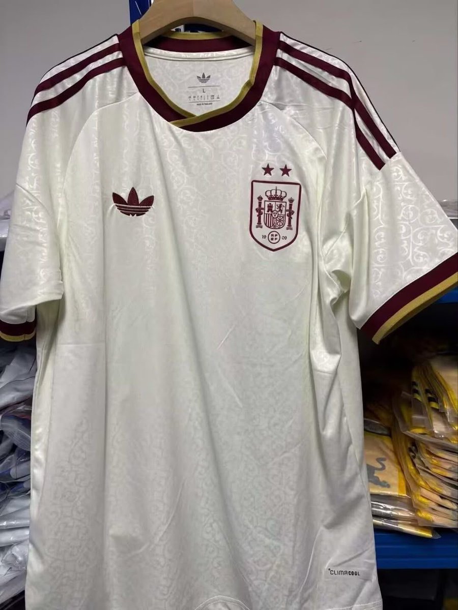 NBAFutquality3's tweet photo. Si ESPAÑA 🇪🇸 gana hoy a Inglaterra 🏴󠁧󠁢󠁥󠁮󠁧󠁿 vamos a sortear su nueva camiseta con las 2 estrellas ⭐️⭐️ entre todos los que deis RT y nos sigáis 🤞🍀 https://t.co/Afj2FTnBbq