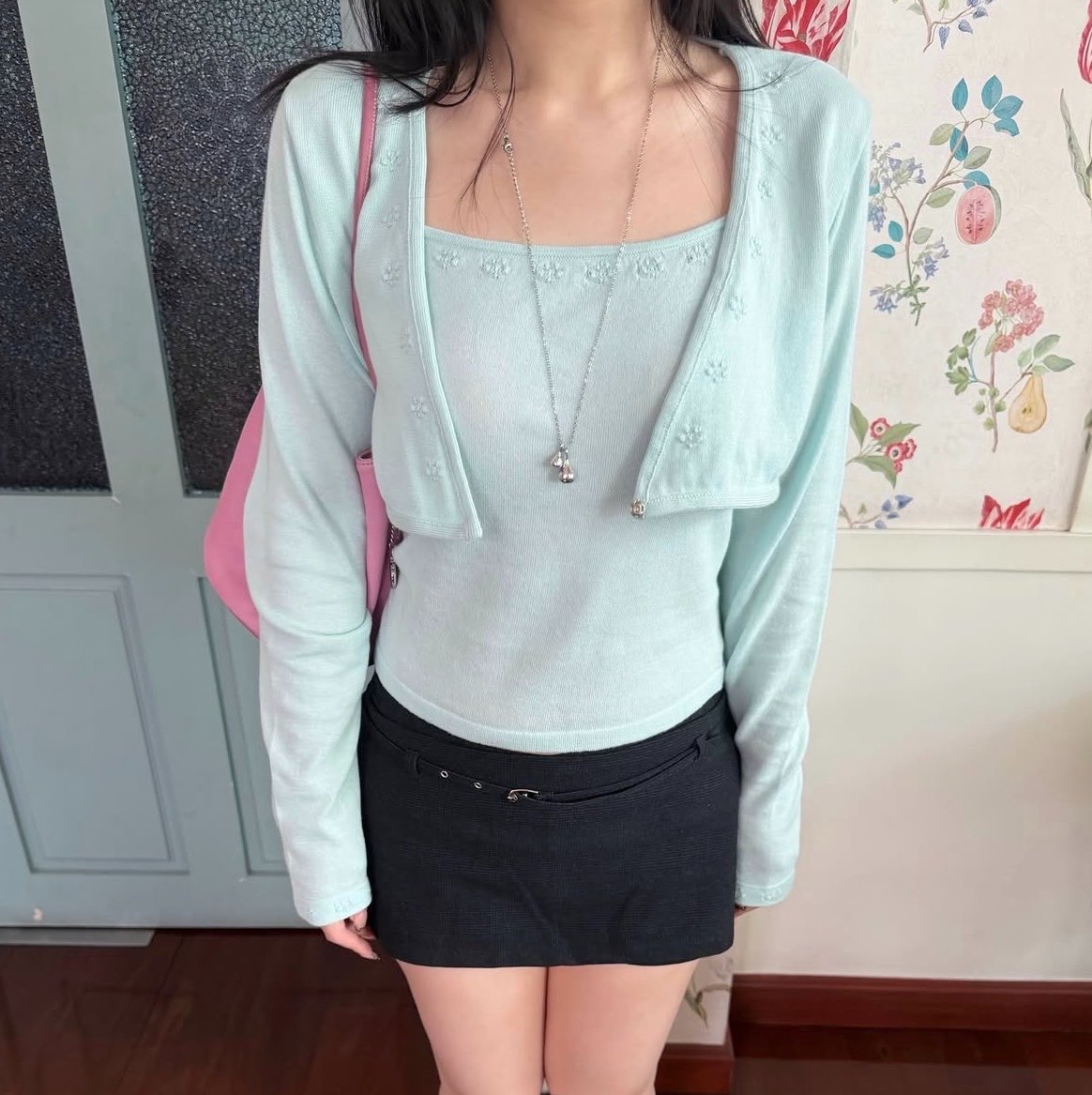 sonhosaurus's tweet photo. แนะนำเสื้อแนวๆนี้ให้ด้วยย เป็นดีเทบแบบเลเยอร์ น่าารักมากก สีก็สวยอ่ะ ใส่แล้วดูมีอะไร ใส่แล้วขับผิวด้วย ของแบรนด์ไทยนะ🩰🎀🍐 https://t.co/HLBdOJ2Uns