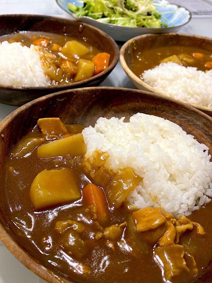 kepo_05110201's tweet photo. 妻「夜はママ友とご飯行くからー」
息子「ひゃっはーー！！！今夜は具がゴロゴロ入ったカレーにしようぜーーー！！！」

具材ゴロゴロカレーが嫌いな妻がいない日限定の具材ゴロゴロカレー。息子作。 https://t.co/k4nq8y3Nwj