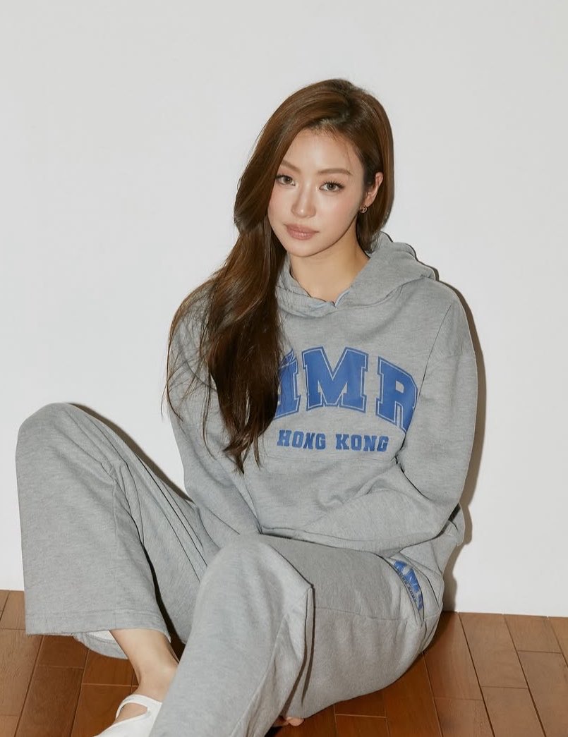 natshamiuu's tweet photo. that campus crush you always see at the cafe with her hoodie https://t.co/2O9PVRZTqr