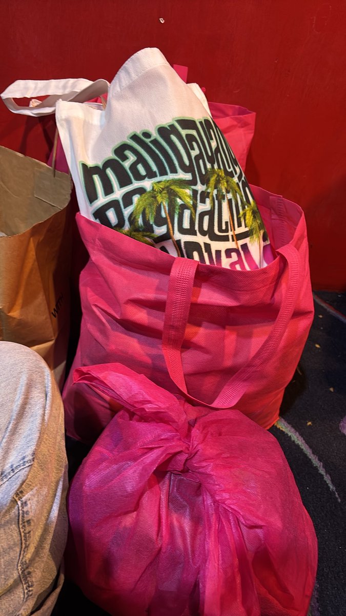 venusmahal01's tweet photo. Nakakaloka freebies ng @TEAMBLOOMPH, parang naging free na yung ticket sa dami!! Isang pack ng fudgee barr, bini cosmetics, nescafe, C2, bioderm, dalawang pack ng surf conditioners,, supercrunch, photocards, id lace, &amp; more 😭 naswertehan pa nanalo ng baobab shades

#BINI #BLOOMS https://t.co/betSfbGHkM