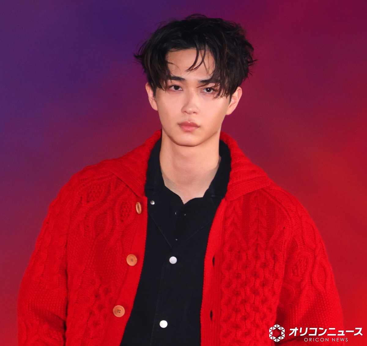 oricon's tweet photo. 【🌷ガルアワ 26 A/W🌷】
野村康太、柔らかな笑顔を封印

鮮烈レッドで際立つ存在感❤️
https://t.co/DeC7VDQGgN

＼フォトギャラ随時更新中📸🌟／
https://t.co/lBcwCu5CYf

#ガルアワ2026AW https://t.co/AzCIrDIWOu