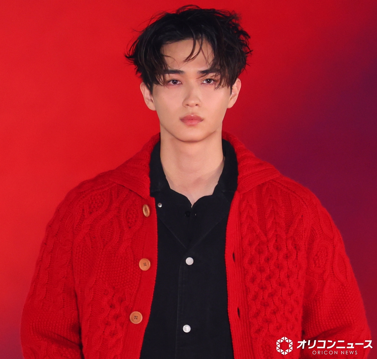 oricon's tweet photo. 【🌷ガルアワ 26 A/W🌷】
野村康太、柔らかな笑顔を封印

鮮烈レッドで際立つ存在感❤️
https://t.co/DeC7VDQGgN

＼フォトギャラ随時更新中📸🌟／
https://t.co/lBcwCu5CYf

#ガルアワ2026AW https://t.co/AzCIrDIWOu