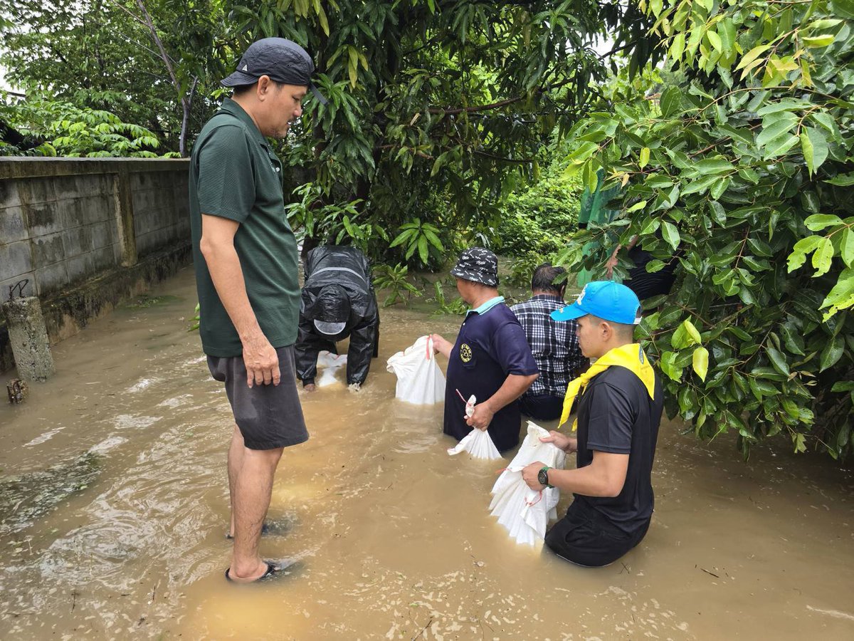 292infantry's tweet photo. ศอ.จอส.พระราชทาน พล.ร.9 โดย ศบภ.ร.29 พัน.2 จัดกำลังพลจิตอาสา ร่วมกับ จนท.เทศบาลเมืองสุพรรณบุรี เข้าช่วยเหลือประชาชนที่ได้รับผลกระทบจากมวลน้ำจากแม่น้ำท่าจีนซึมเข้าใต้สันเขื่อนในเขตเทศบาลเมืองสุพรรณบุรี ไหลเข้าท่วมบ้านเรือนของประชาชน https://t.co/EOeYsMp2xh