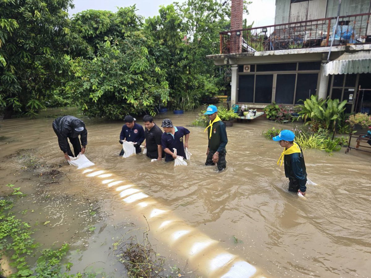292infantry's tweet photo. ศอ.จอส.พระราชทาน พล.ร.9 โดย ศบภ.ร.29 พัน.2 จัดกำลังพลจิตอาสา ร่วมกับ จนท.เทศบาลเมืองสุพรรณบุรี เข้าช่วยเหลือประชาชนที่ได้รับผลกระทบจากมวลน้ำจากแม่น้ำท่าจีนซึมเข้าใต้สันเขื่อนในเขตเทศบาลเมืองสุพรรณบุรี ไหลเข้าท่วมบ้านเรือนของประชาชน https://t.co/EOeYsMp2xh