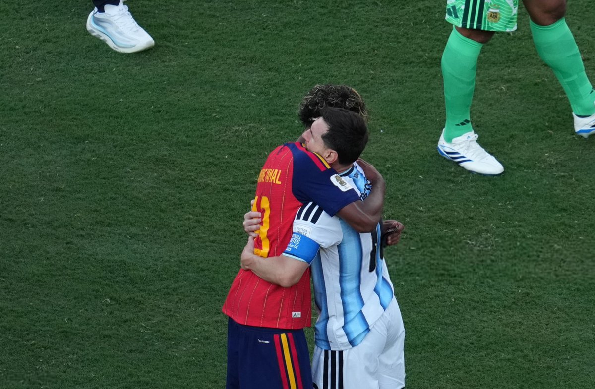 ReshadRahman's tweet photo. ❗️Lamine Yamal: “What did I tell Messi? Nothing special. I just thanked him a lot for everything he has done and how he’s the best. I’ve always believed he is the best, even before he won the World Cup and Copa América”  ✨❤️

“I always try to distance myself a little from things that seem beautiful for show. The moment came from within. I saw him there, so I went to thank him for what he did for football, it came spontaneously” #FCB 🫂