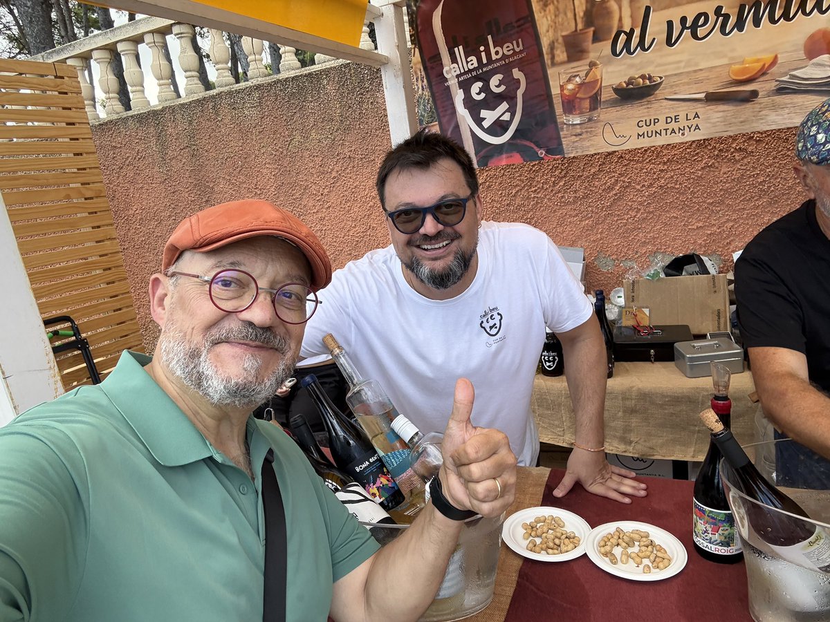 pacolonso's tweet photo. Amb @xavimas en el @dna_festival tastant el seu vermut #CallaiBeu EXCEPCIONAL!  (Moscatell) https://t.co/OYLAnbTi7Y