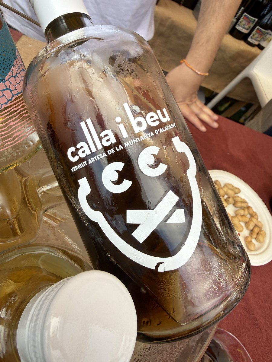 pacolonso's tweet photo. Amb @xavimas en el @dna_festival tastant el seu vermut #CallaiBeu EXCEPCIONAL!  (Moscatell) https://t.co/OYLAnbTi7Y