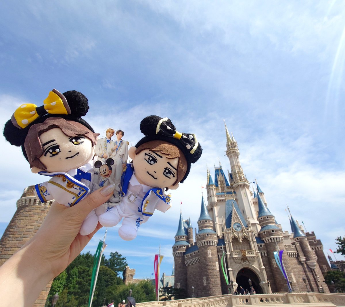 yozakura_kp's tweet photo. 1日目のディズニーランドの手荷物検査でれんかいぬいバッグを出したら、キャストさんに『可愛い！キンプリですね』ってベストフレンドなんで連れてきましたって言ったら『差し上げます』ってバッグ渡してくれたのめちゃくちゃ嬉しかったし、2日目のディズニーシーでは出口で『キンプリ！可愛い！わたしもティアラなんです』ってキャストさんに言われてハイタッチして帰ってきて、最初から最後までずっとハッピーだった👑✨
ミッキーとベストフレンドのKing & Princeやっぱり嬉しい💛🖤