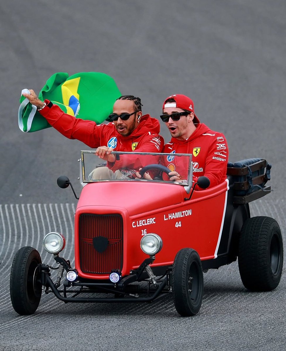 f1ederica's tweet photo. La macchina che hanno dato ai pilotini ferrari a baku: https://t.co/P8tP1AU5ui