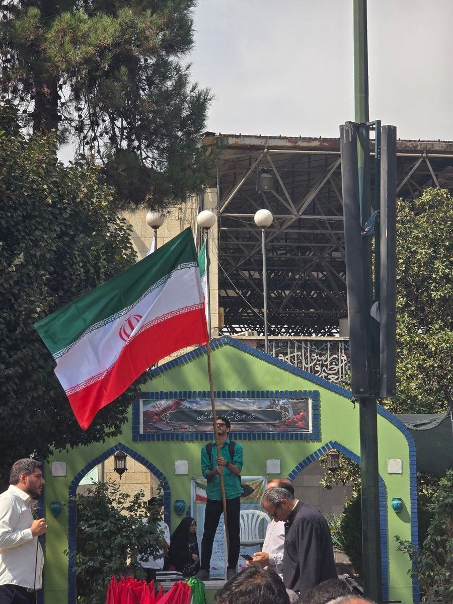 Sasan_Danesh's tweet photo. دانشجو اونیه که پرچم بالا ببره؛ نه اینکه پرچم بسوزنه! https://t.co/r9nN5lhHM6