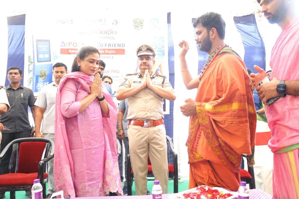 Anitha_TDP's tweet photo. విశాఖ రైల్వే స్టేషన్‌లో ‘మీ పోలీస్ - మీ ఫ్రెండ్’ డిజిటల్ ఈ-ఫిర్యాదుల కియాస్క్‌ను ప్రారంభించడం జరిగింది.

తెలుగు, ఇంగ్లీష్, హిందీ భాషల్లో వాయిస్ ద్వారా ఫిర్యాదు చేసే సదుపాయంతో పాటు, పీజీఆర్‌ఎస్‌కు అనుసంధానం చేశాం.

ప్రయాణికులు పోలీస్ స్టేషన్‌కు వెళ్లకుండానే సులభంగా ఫిర్యాదు చేసేలా ఈ వ్యవస్థను అందుబాటులోకి తీసుకువచ్చాం. ప్రజల భద్రత, పోలీస్ సేవల్లో వేగం, పారదర్శకతే మా లక్ష్యం.

#ChandraBabuNaidu #HomeMinister #VangalapudiAnitha #TDP #AndhraPradesh