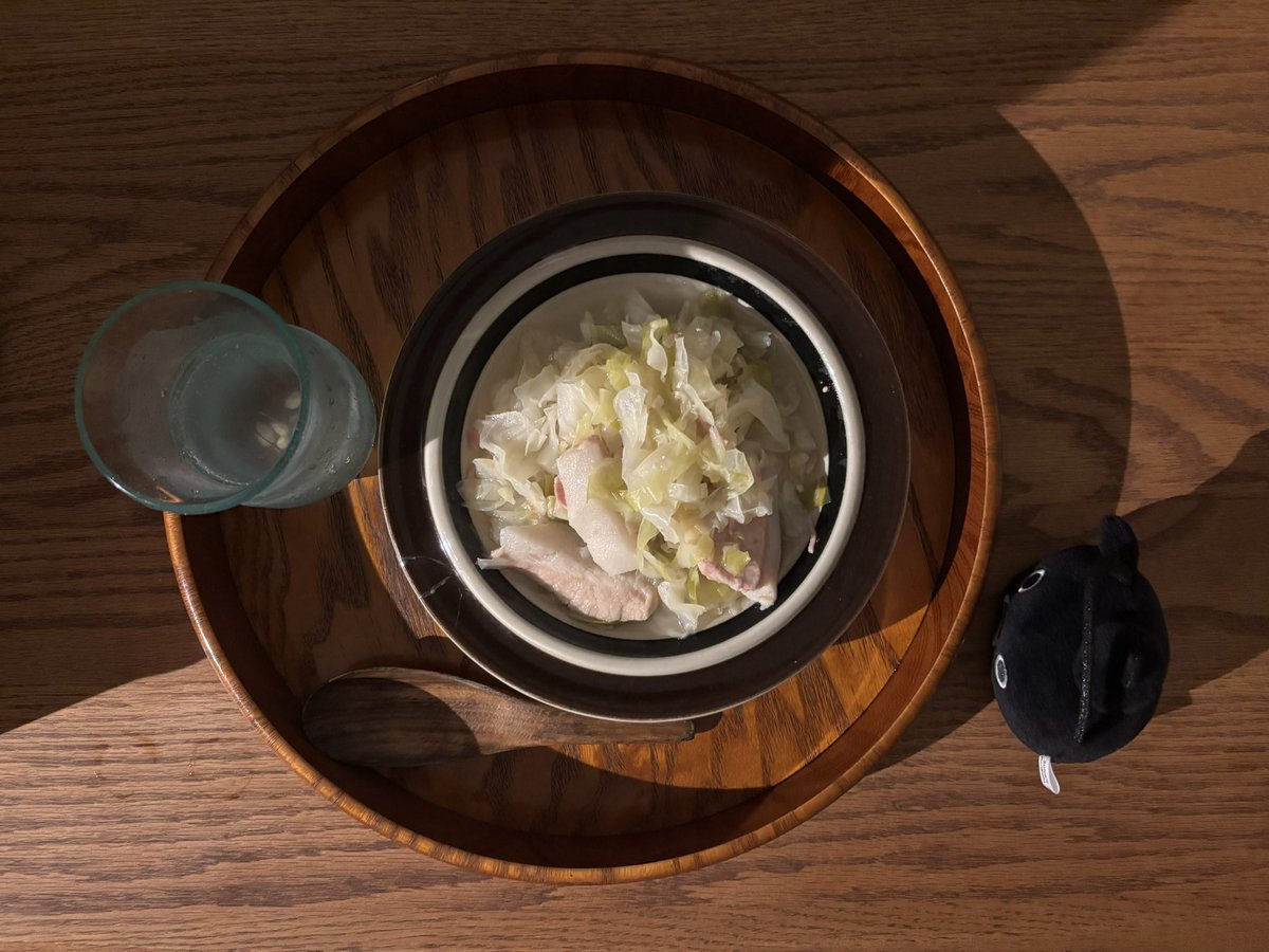 aki_gohaan's tweet photo. たべるししゃべるし観ながらあかりレシピの豚トロ煮込みで乾杯 https://t.co/96PaOJ05Vd