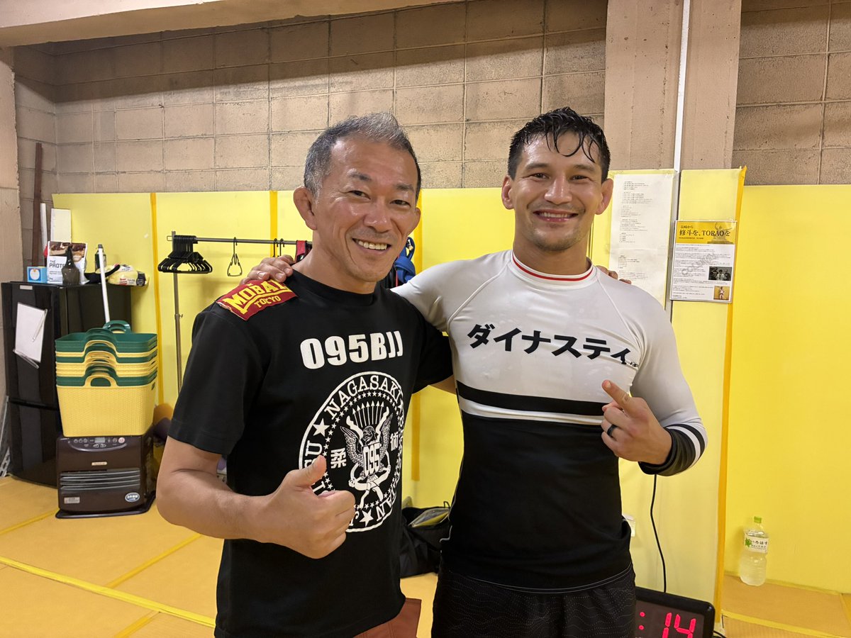 095bjj's tweet photo. いろんなご縁が繋がり、RIZIN LANDMARK 16 in NAGASAKIに出場するライアン・カファロ選手が当ジムで練習してくれました。

会員の見学を許可していただき、ありがとうございました。
ファンサービスが素晴らしい！一気にファンになりました。

とにかくベストコンディションで当日を迎えてほしいです。 https://t.co/GOGINwur0o