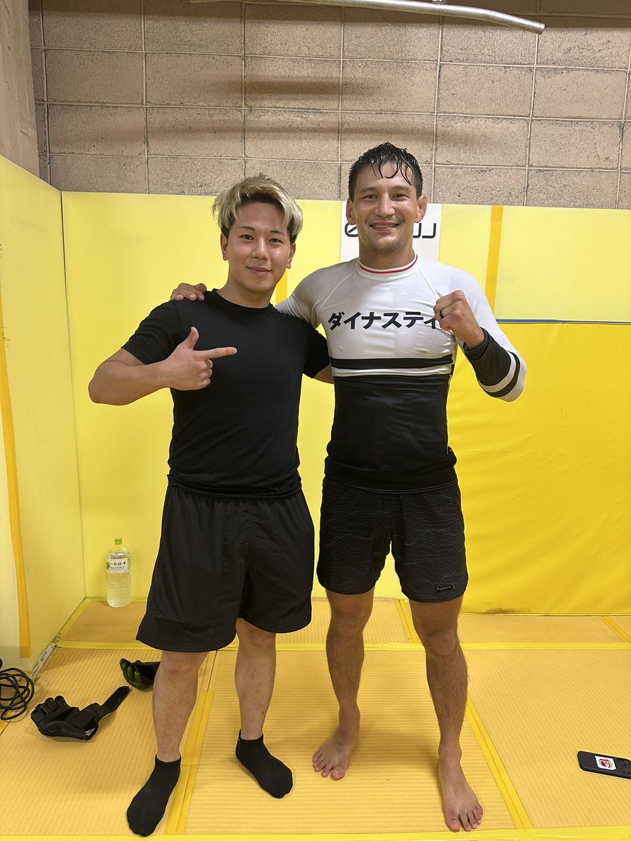 095bjj's tweet photo. いろんなご縁が繋がり、RIZIN LANDMARK 16 in NAGASAKIに出場するライアン・カファロ選手が当ジムで練習してくれました。

会員の見学を許可していただき、ありがとうございました。
ファンサービスが素晴らしい！一気にファンになりました。

とにかくベストコンディションで当日を迎えてほしいです。 https://t.co/GOGINwur0o