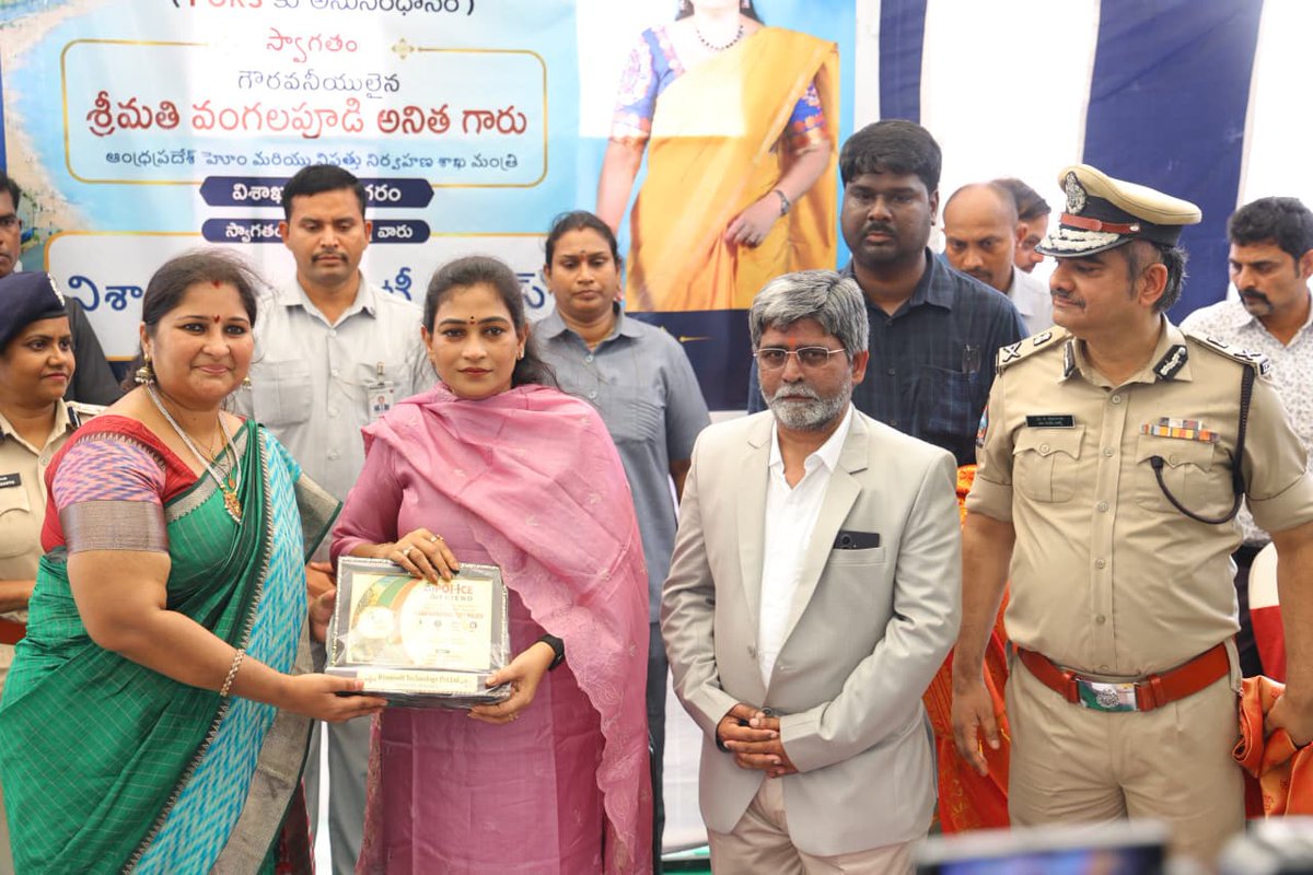 Anitha_TDP's tweet photo. విశాఖ రైల్వే స్టేషన్‌లో ‘మీ పోలీస్ - మీ ఫ్రెండ్’ డిజిటల్ ఈ-ఫిర్యాదుల కియాస్క్‌ను ప్రారంభించడం జరిగింది.

తెలుగు, ఇంగ్లీష్, హిందీ భాషల్లో వాయిస్ ద్వారా ఫిర్యాదు చేసే సదుపాయంతో పాటు, పీజీఆర్‌ఎస్‌కు అనుసంధానం చేశాం.

ప్రయాణికులు పోలీస్ స్టేషన్‌కు వెళ్లకుండానే సులభంగా ఫిర్యాదు చేసేలా ఈ వ్యవస్థను అందుబాటులోకి తీసుకువచ్చాం. ప్రజల భద్రత, పోలీస్ సేవల్లో వేగం, పారదర్శకతే మా లక్ష్యం.

#ChandraBabuNaidu #HomeMinister #VangalapudiAnitha #TDP #AndhraPradesh