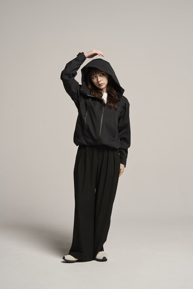 wave_products_'s tweet photo. TIME TO LOCK IN.
9.30、3型そろって発売。

FOCUS JACKET
シェルジャケット／マウンテンパーカー
超撥水・耐水20,000mmの3層構造ファブリック。
毎日そのまま羽織れる、ZONEの主役。

FOCUS COAT
ジャケットと同じ生地で、
着丈が32cm長い膝下丈。
座ったときも、膝まで覆います。
外にいる時間が長い日に。

FOCUS UV PARKA
3Dストレッチナイロンで330〜400g、
バッグに入れて持ち歩けます。
紫外線遮蔽率はクロ99.9%以上／ライトグレー97.5%／ホワイト94.1%。全3色。

毎日着るなら、ジャケット。
冬にがっつり着るなら、コート。
軽さと日差しで選ぶなら、UVパーカー。

2026.09.30 RELEASE

▼詳細は以下リンクから
https://t.co/gT02zeNiJN

#WAVEZONE
#WAVEコンタクト
#VISIONWER
#見ることに集中する
#シェルジャケット