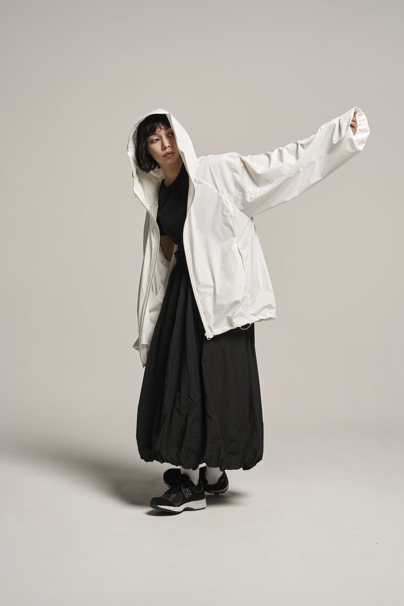 wave_products_'s tweet photo. TIME TO LOCK IN.
9.30、3型そろって発売。

FOCUS JACKET
シェルジャケット／マウンテンパーカー
超撥水・耐水20,000mmの3層構造ファブリック。
毎日そのまま羽織れる、ZONEの主役。

FOCUS COAT
ジャケットと同じ生地で、
着丈が32cm長い膝下丈。
座ったときも、膝まで覆います。
外にいる時間が長い日に。

FOCUS UV PARKA
3Dストレッチナイロンで330〜400g、
バッグに入れて持ち歩けます。
紫外線遮蔽率はクロ99.9%以上／ライトグレー97.5%／ホワイト94.1%。全3色。

毎日着るなら、ジャケット。
冬にがっつり着るなら、コート。
軽さと日差しで選ぶなら、UVパーカー。

2026.09.30 RELEASE

▼詳細は以下リンクから
https://t.co/gT02zeNiJN

#WAVEZONE
#WAVEコンタクト
#VISIONWER
#見ることに集中する
#シェルジャケット