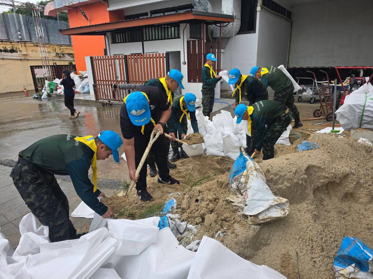 292infantry's tweet photo. ศอ.จอส.พระราชทาน พล.ร.9 โดย ศบภ.ร.29 พัน.2 จัดกำลังพลจิตอาสา ร่วมกับ เข้าช่วยเหลือโรงพยาบาลเจ้าพระยายมราช โดยการกรอกกระสอบทรายและนำไปวางเป็นคันป้องกันมวลน้ำจากแม่น้ำท่าจีน หากล้นตลิ่งบริเวณด้านหลังของโรงพยาบาล เพื่อไม่ให้ไหลเข้าไปท่วมภายในพื้นที่ของโรงพยาบาลเจ้าพระยายมราช https://t.co/kNOI0XJNpr