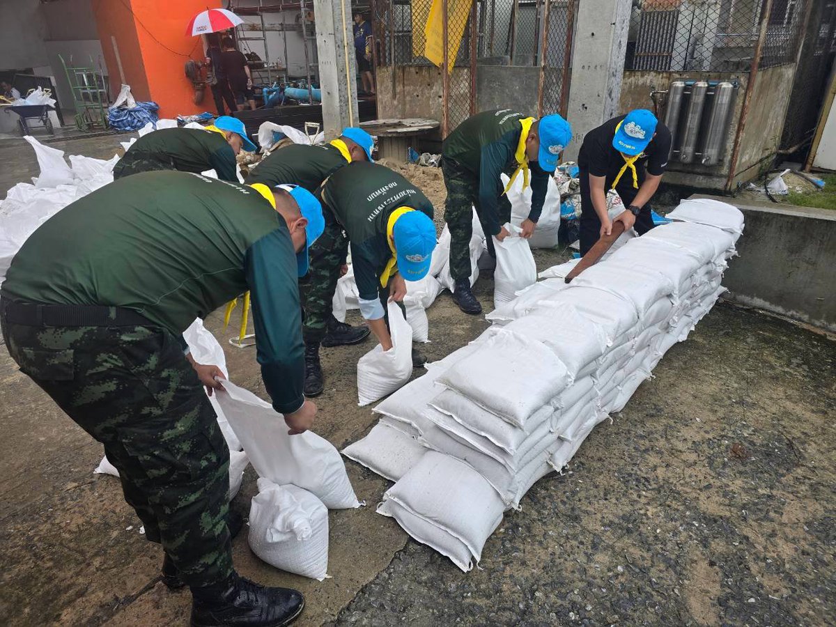 292infantry's tweet photo. ศอ.จอส.พระราชทาน พล.ร.9 โดย ศบภ.ร.29 พัน.2 จัดกำลังพลจิตอาสา ร่วมกับ เข้าช่วยเหลือโรงพยาบาลเจ้าพระยายมราช โดยการกรอกกระสอบทรายและนำไปวางเป็นคันป้องกันมวลน้ำจากแม่น้ำท่าจีน หากล้นตลิ่งบริเวณด้านหลังของโรงพยาบาล เพื่อไม่ให้ไหลเข้าไปท่วมภายในพื้นที่ของโรงพยาบาลเจ้าพระยายมราช https://t.co/kNOI0XJNpr
