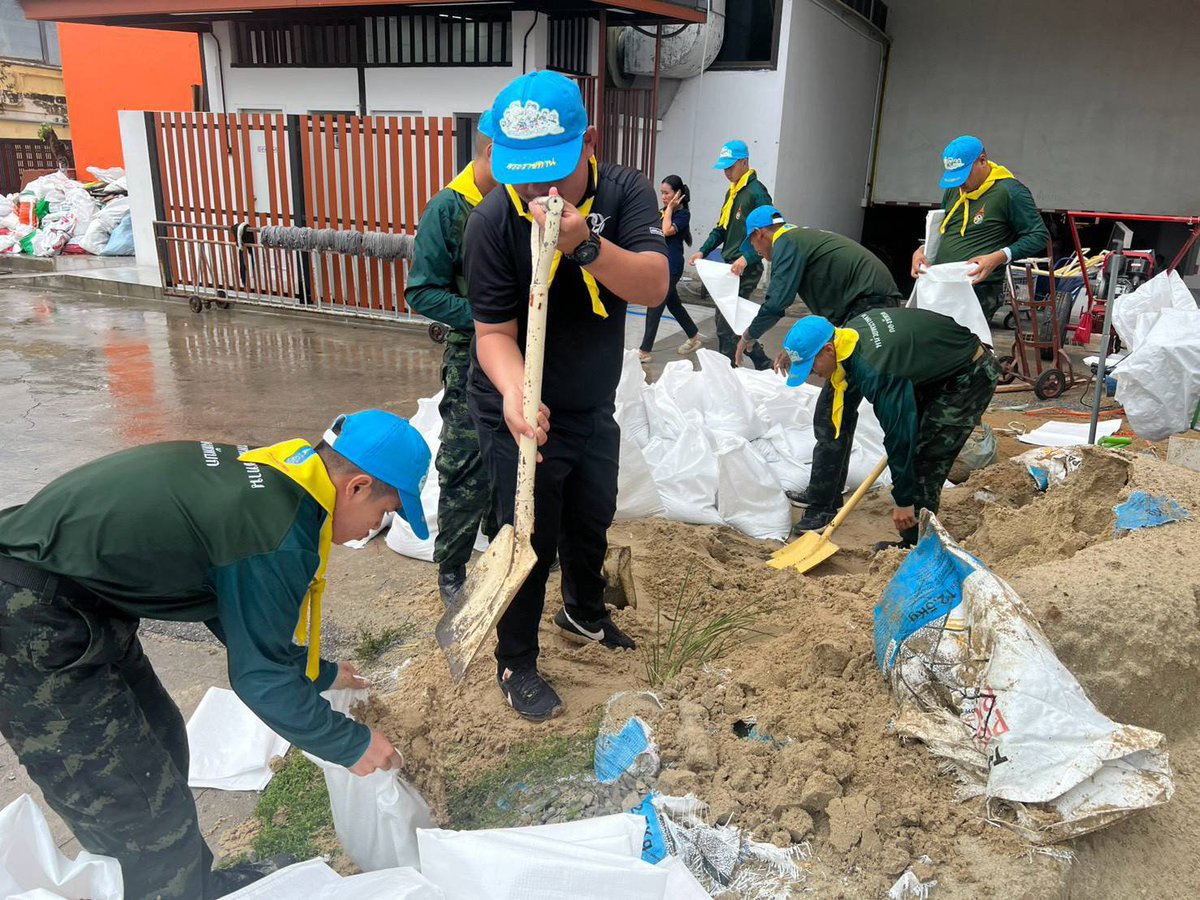 292infantry's tweet photo. ศอ.จอส.พระราชทาน พล.ร.9 โดย ศบภ.ร.29 พัน.2 จัดกำลังพลจิตอาสา ร่วมกับ เข้าช่วยเหลือโรงพยาบาลเจ้าพระยายมราช โดยการกรอกกระสอบทรายและนำไปวางเป็นคันป้องกันมวลน้ำจากแม่น้ำท่าจีน หากล้นตลิ่งบริเวณด้านหลังของโรงพยาบาล เพื่อไม่ให้ไหลเข้าไปท่วมภายในพื้นที่ของโรงพยาบาลเจ้าพระยายมราช https://t.co/kNOI0XJNpr