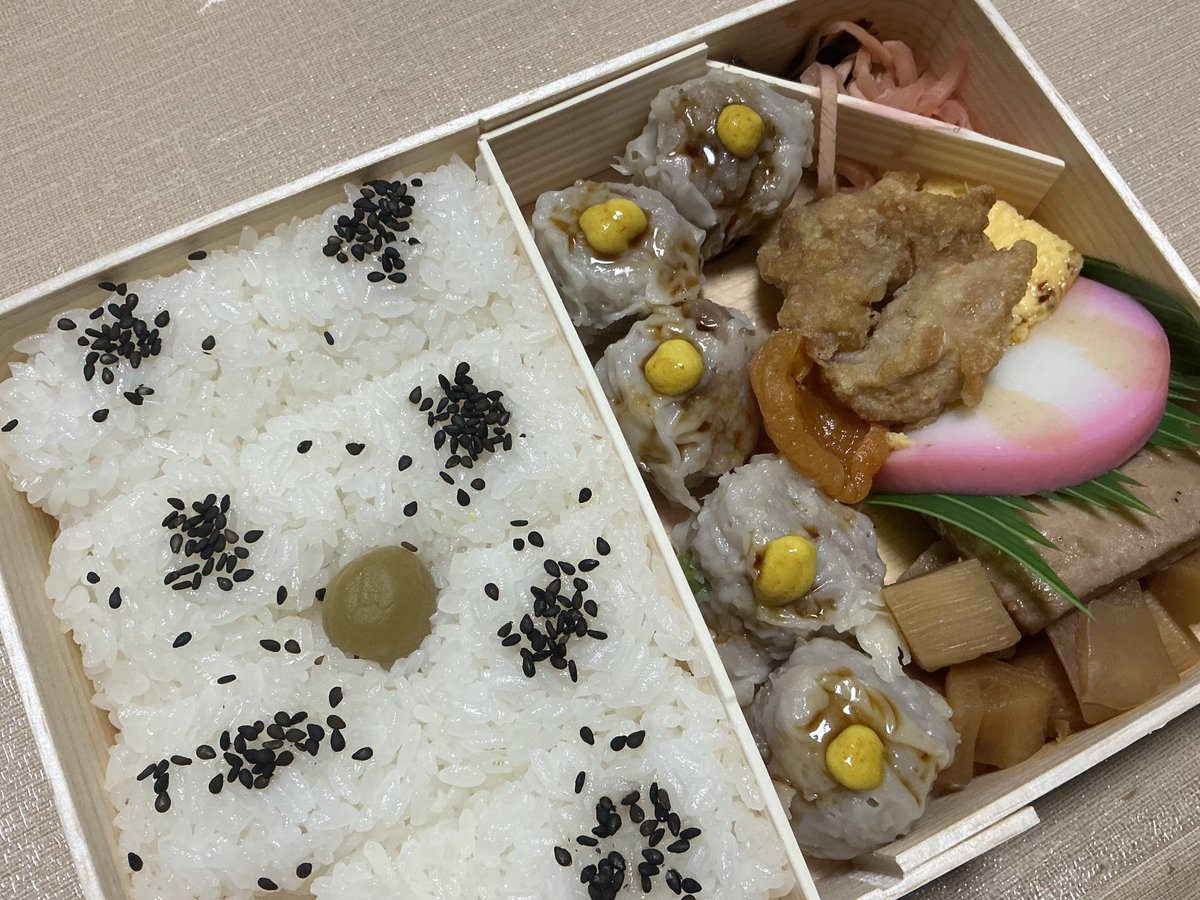 kya4's tweet photo. 目が合っちゃったので今日はシウマイ弁当 https://t.co/pxSKWrqm7F