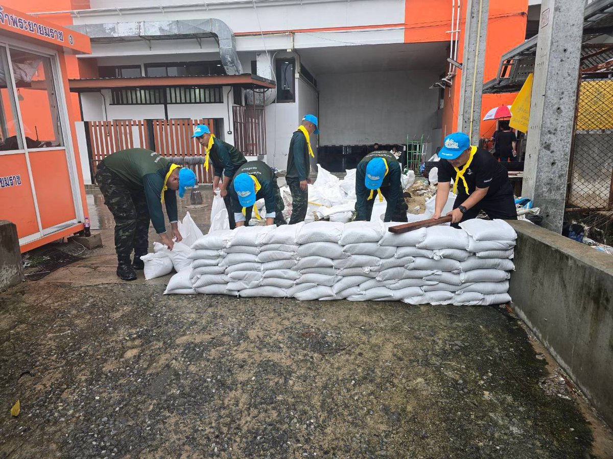 292infantry's tweet photo. ศอ.จอส.พระราชทาน พล.ร.9 โดย ศบภ.ร.29 พัน.2 จัดกำลังพลจิตอาสา ร่วมกับ เข้าช่วยเหลือโรงพยาบาลเจ้าพระยายมราช โดยการกรอกกระสอบทรายและนำไปวางเป็นคันป้องกันมวลน้ำจากแม่น้ำท่าจีน หากล้นตลิ่งบริเวณด้านหลังของโรงพยาบาล เพื่อไม่ให้ไหลเข้าไปท่วมภายในพื้นที่ของโรงพยาบาลเจ้าพระยายมราช https://t.co/kNOI0XJNpr
