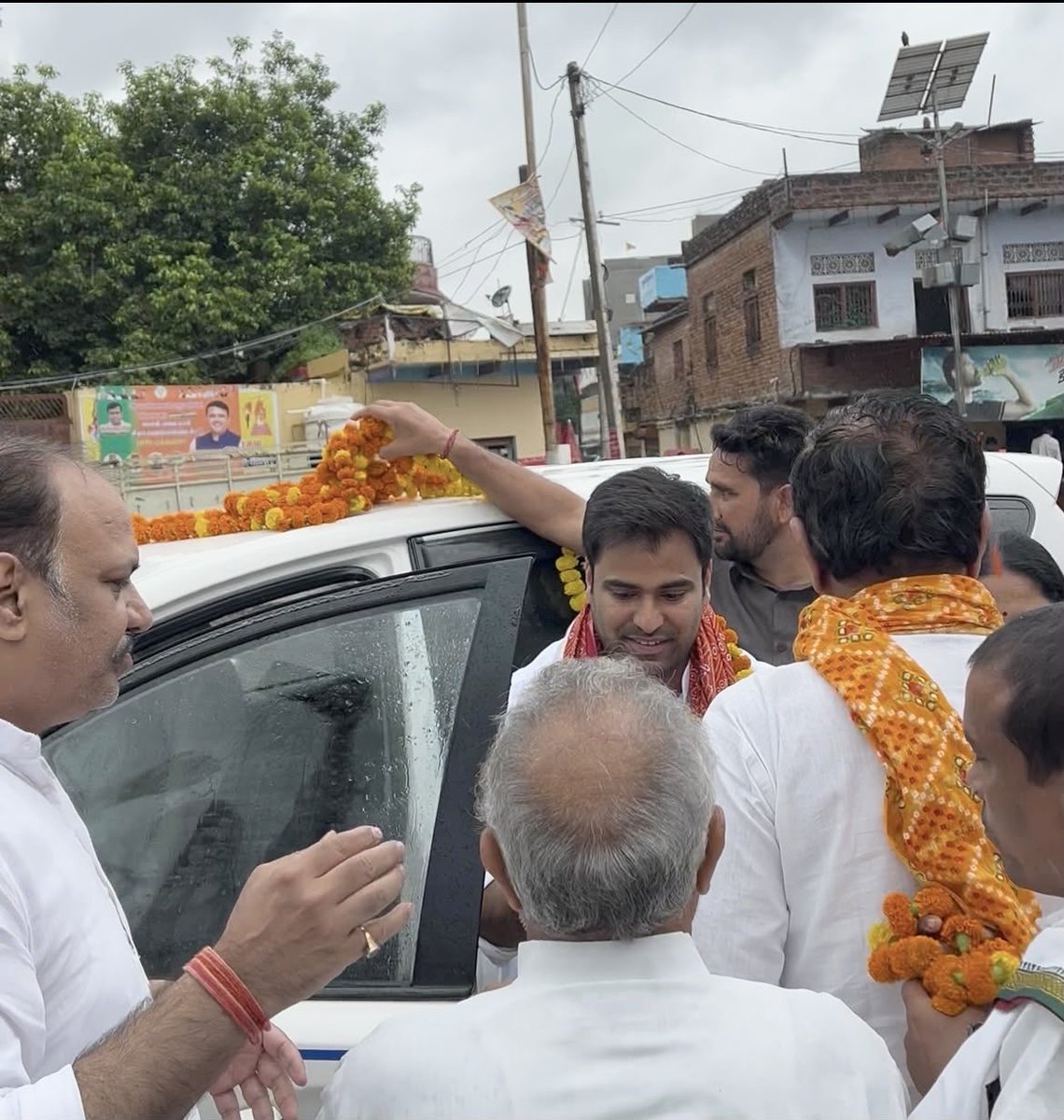 varunchoudhary2's tweet photo. आज मिर्जापुर में शहर एवं जिला कांग्रेस कमेटी के पदाधिकारियों और कार्यकर्ताओं के साथ बैठक कर संगठन की मजबूती और आगामी विधानसभा चुनाव 2027 की तैयारियों को लेकर महत्वपूर्ण चर्चा की।

हर बूथ तक संगठन को मजबूत करने और जनता की आवाज़ को मजबूती से उठाने का संकल्प लिया। https://t.co/MfpRj9Wm13