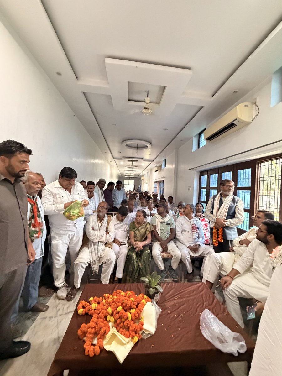 varunchoudhary2's tweet photo. आज मिर्जापुर में शहर एवं जिला कांग्रेस कमेटी के पदाधिकारियों और कार्यकर्ताओं के साथ बैठक कर संगठन की मजबूती और आगामी विधानसभा चुनाव 2027 की तैयारियों को लेकर महत्वपूर्ण चर्चा की।

हर बूथ तक संगठन को मजबूत करने और जनता की आवाज़ को मजबूती से उठाने का संकल्प लिया। https://t.co/MfpRj9Wm13