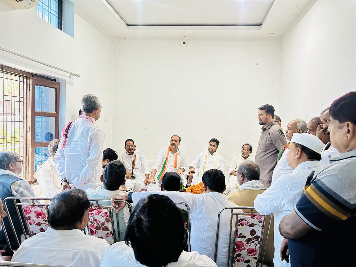 varunchoudhary2's tweet photo. आज मिर्जापुर में शहर एवं जिला कांग्रेस कमेटी के पदाधिकारियों और कार्यकर्ताओं के साथ बैठक कर संगठन की मजबूती और आगामी विधानसभा चुनाव 2027 की तैयारियों को लेकर महत्वपूर्ण चर्चा की।

हर बूथ तक संगठन को मजबूत करने और जनता की आवाज़ को मजबूती से उठाने का संकल्प लिया। https://t.co/MfpRj9Wm13