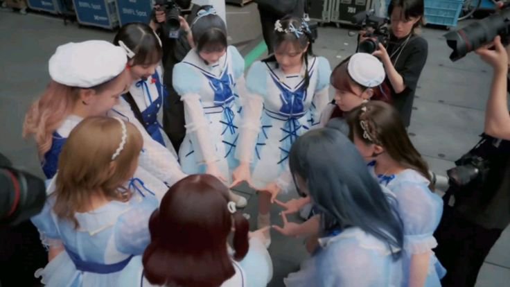 faridah_ryzka's tweet photo. #AqoursDocumentary 1 year ago 🥺❤️

#aqours #lovelivesunshine
#families #lovelive https://t.co/rvlQJTT0F0