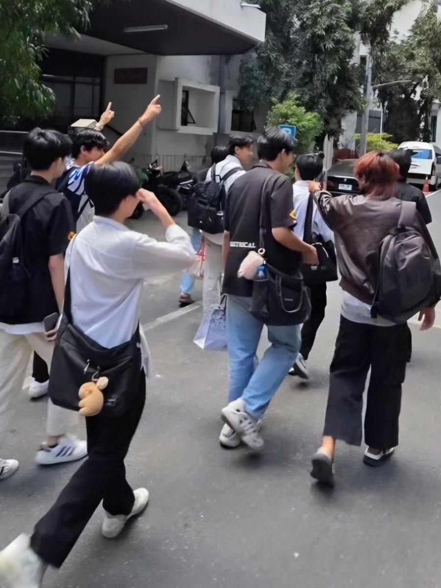 emdubbiw's tweet photo. เห็นรูปนี้ที่เพื่อนน้องไทยลงแฮปแล้วนึกถึงทวีตที่เคยไวรัลอะ ที่บอกว่าแก๊งน้องไทยคนเยอะมาก เวลาเดินไปไหน เหมือนมี body guard เป็น 10 คน เดินไปกับน้องด้วย แย้วที่บอกว่าเพื่อน ๆ ชอบเดินไปส่งน้องด้วยอะ โคดดดจะน่าย๊ากเลย ดีใจมากจิง ๆ ที่น้องไทยเจอแต่เพื่อนดี ๆ🥺🤏🏻 https://t.co/UmdsWyNose