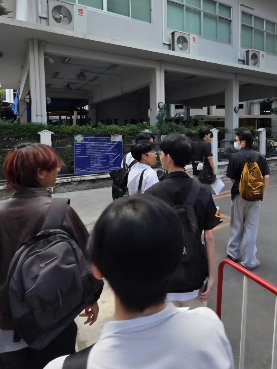 emdubbiw's tweet photo. เห็นรูปนี้ที่เพื่อนน้องไทยลงแฮปแล้วนึกถึงทวีตที่เคยไวรัลอะ ที่บอกว่าแก๊งน้องไทยคนเยอะมาก เวลาเดินไปไหน เหมือนมี body guard เป็น 10 คน เดินไปกับน้องด้วย แย้วที่บอกว่าเพื่อน ๆ ชอบเดินไปส่งน้องด้วยอะ โคดดดจะน่าย๊ากเลย ดีใจมากจิง ๆ ที่น้องไทยเจอแต่เพื่อนดี ๆ🥺🤏🏻 https://t.co/UmdsWyNose