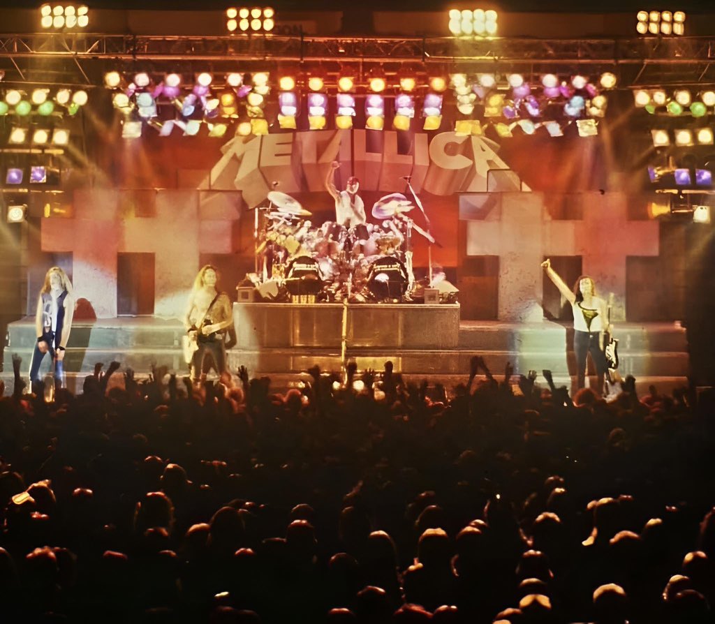 MetSince1981's tweet photo. 📸 La imagen corresponde a una de las últimas fotos de #CliffBurton junto a @Metallica en el show del recinto de Solnahallen en Estocolmo, la noche del 26 de Septiembre 1986...lo que aconteció en las próximas horas fue una triste noticia.
#Metallica #LastShow #METALLICASince1981 https://t.co/ZFn0AZGllO