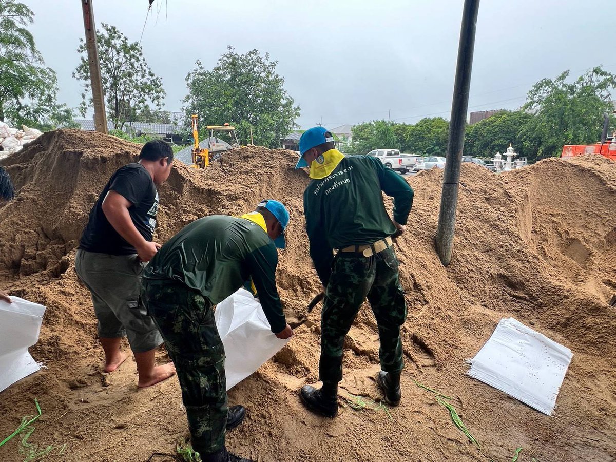 292infantry's tweet photo. ศอ.จอส.พระราชทาน พล.ร.9 โดย ศบภ.ร.29 พัน.2 จัดกำลังพลจิตอาสา ร่วมกับ จนท.เทศบาลเมืองสุพรรณบุรี ร่วมกันนำทรายบรรจุลงในกระสอบ จำนวน 3,000 ใบ เพื่อนำไปทำเป็นแนวป้องกันมวลน้ำจากแม่น้ำท่าจีน หากล้นตลิ่งในพื้นที่ต่ำไหลเข้าท่วมในเขตเทศบาลเมืองสุพรรณบุรี อ.เมือง จ.สุพรรณบุรี https://t.co/RxcH4DpzIl
