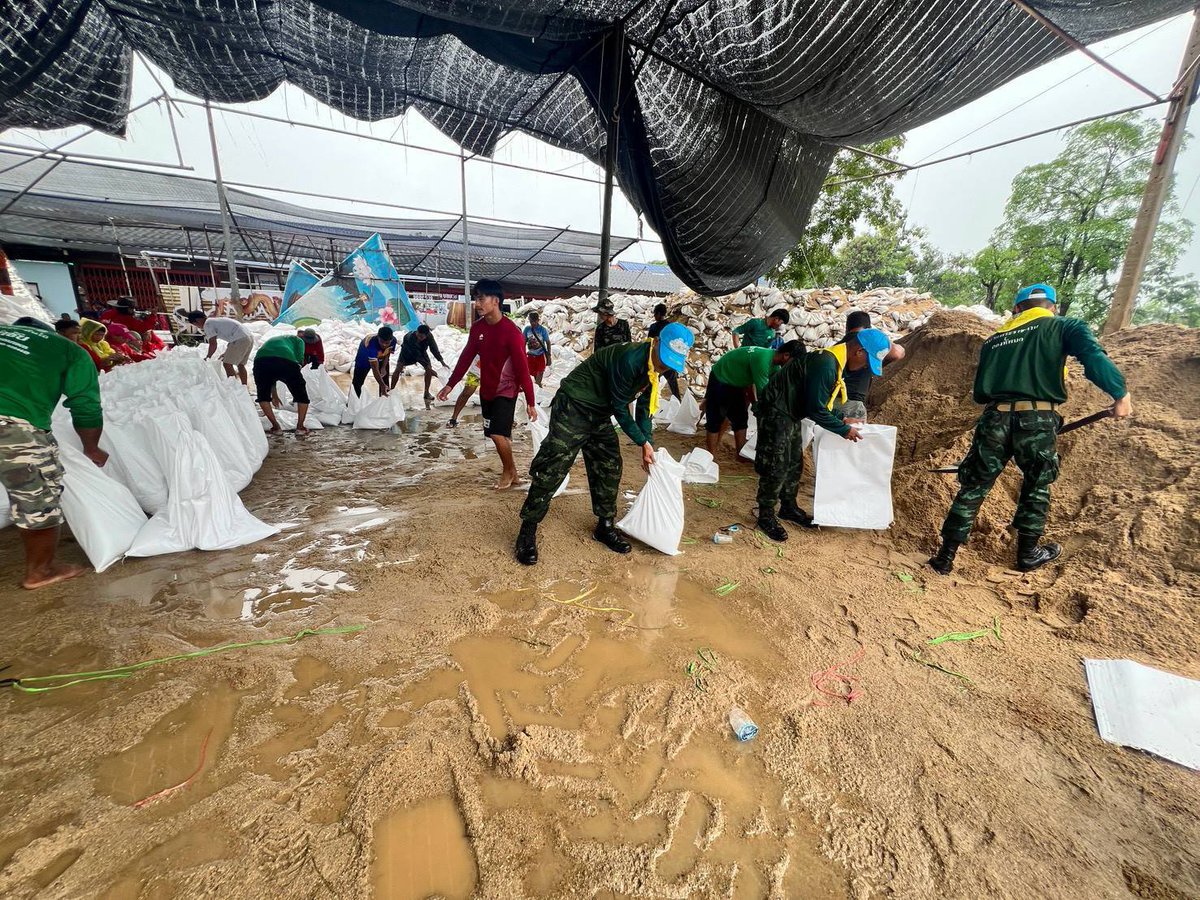 292infantry's tweet photo. ศอ.จอส.พระราชทาน พล.ร.9 โดย ศบภ.ร.29 พัน.2 จัดกำลังพลจิตอาสา ร่วมกับ จนท.เทศบาลเมืองสุพรรณบุรี ร่วมกันนำทรายบรรจุลงในกระสอบ จำนวน 3,000 ใบ เพื่อนำไปทำเป็นแนวป้องกันมวลน้ำจากแม่น้ำท่าจีน หากล้นตลิ่งในพื้นที่ต่ำไหลเข้าท่วมในเขตเทศบาลเมืองสุพรรณบุรี อ.เมือง จ.สุพรรณบุรี https://t.co/RxcH4DpzIl