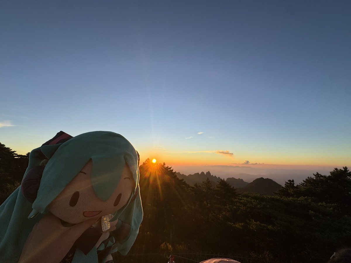 Melyn9565's tweet photo. 暑假带着fufu上了黄山 ๑⃙⃘´༥`๑⃙⃘ https://t.co/fcn4HZ24HT