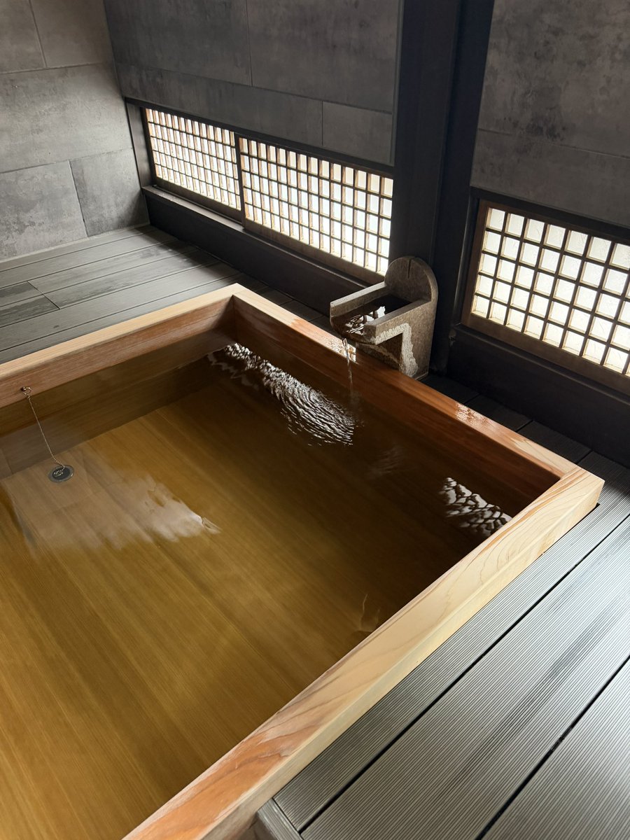 onsen_mami's tweet photo. 磐梯熱海温泉 守田屋♨️ で泊まった露天風呂付和洋室 セミスイートやまびこをご紹介!!!
檜の湯船は、2〜3人入れるくらいの広さでとても快適でした!!!和室と寝室が分かれていて、温泉入浴後ベッドにダイブできて最高でした🙌 https://t.co/EuNwxxf7Yq