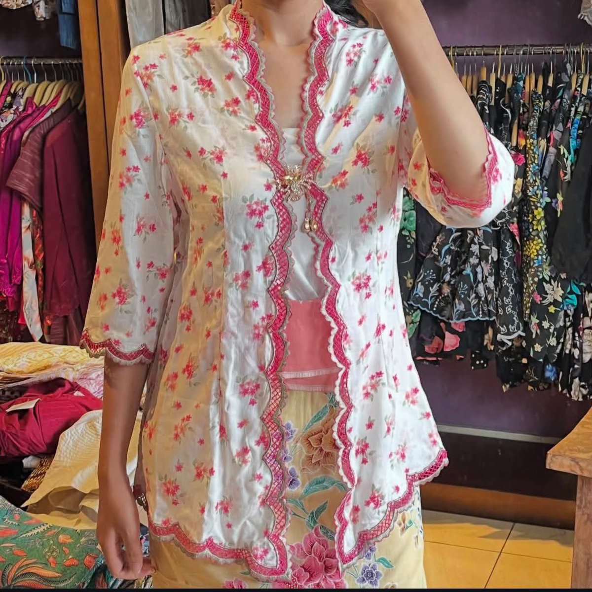 titaniaintan28's tweet photo. NEMU HIDDEN GEM KEBAYA SEANGGUN INI 😭🫶🏻
Feminin, manis, anggun tapi nggak keliatan tua—dan harganya masih affordable?! 😭✨ https://t.co/Bb03suV6Wd