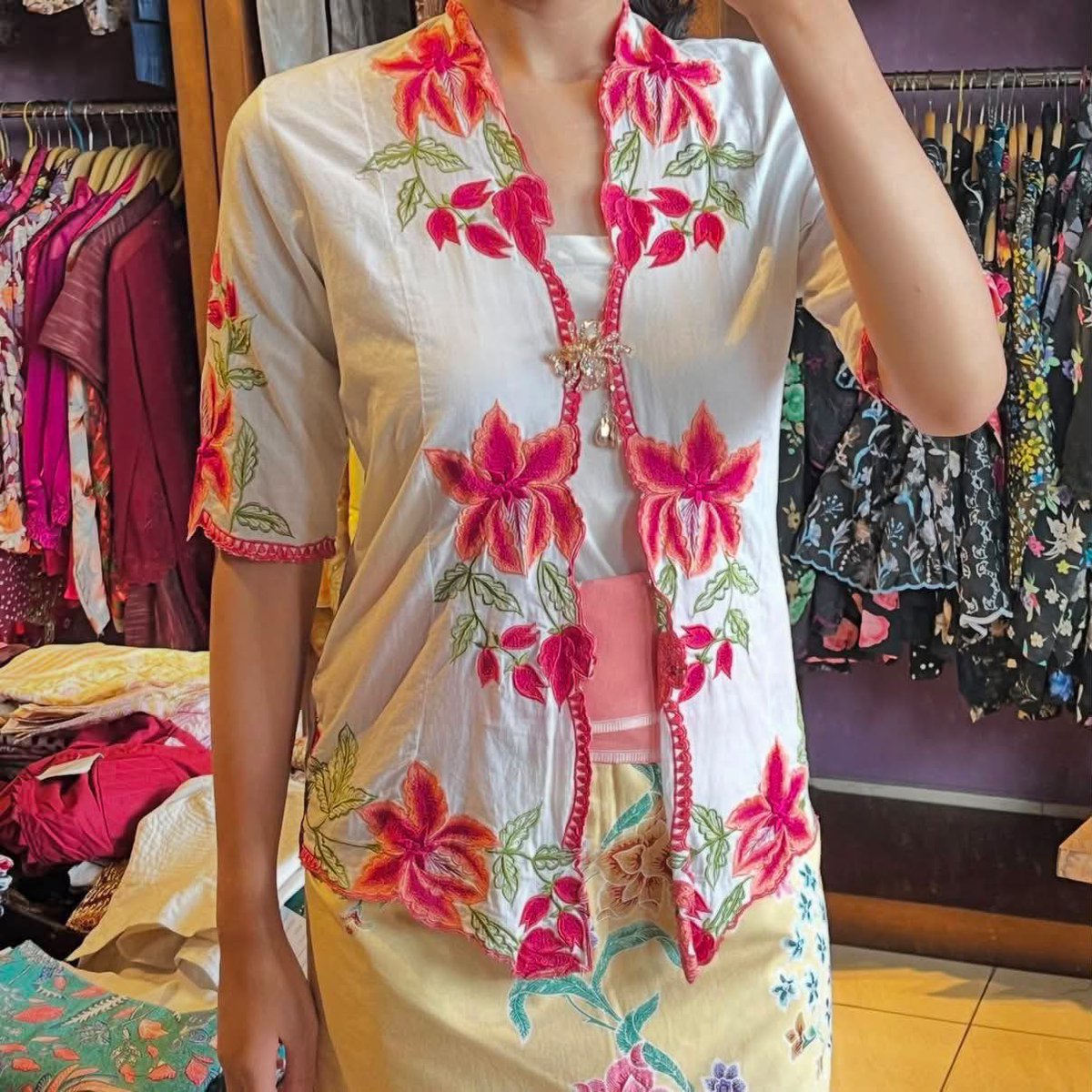 titaniaintan28's tweet photo. NEMU HIDDEN GEM KEBAYA SEANGGUN INI 😭🫶🏻
Feminin, manis, anggun tapi nggak keliatan tua—dan harganya masih affordable?! 😭✨ https://t.co/Bb03suV6Wd