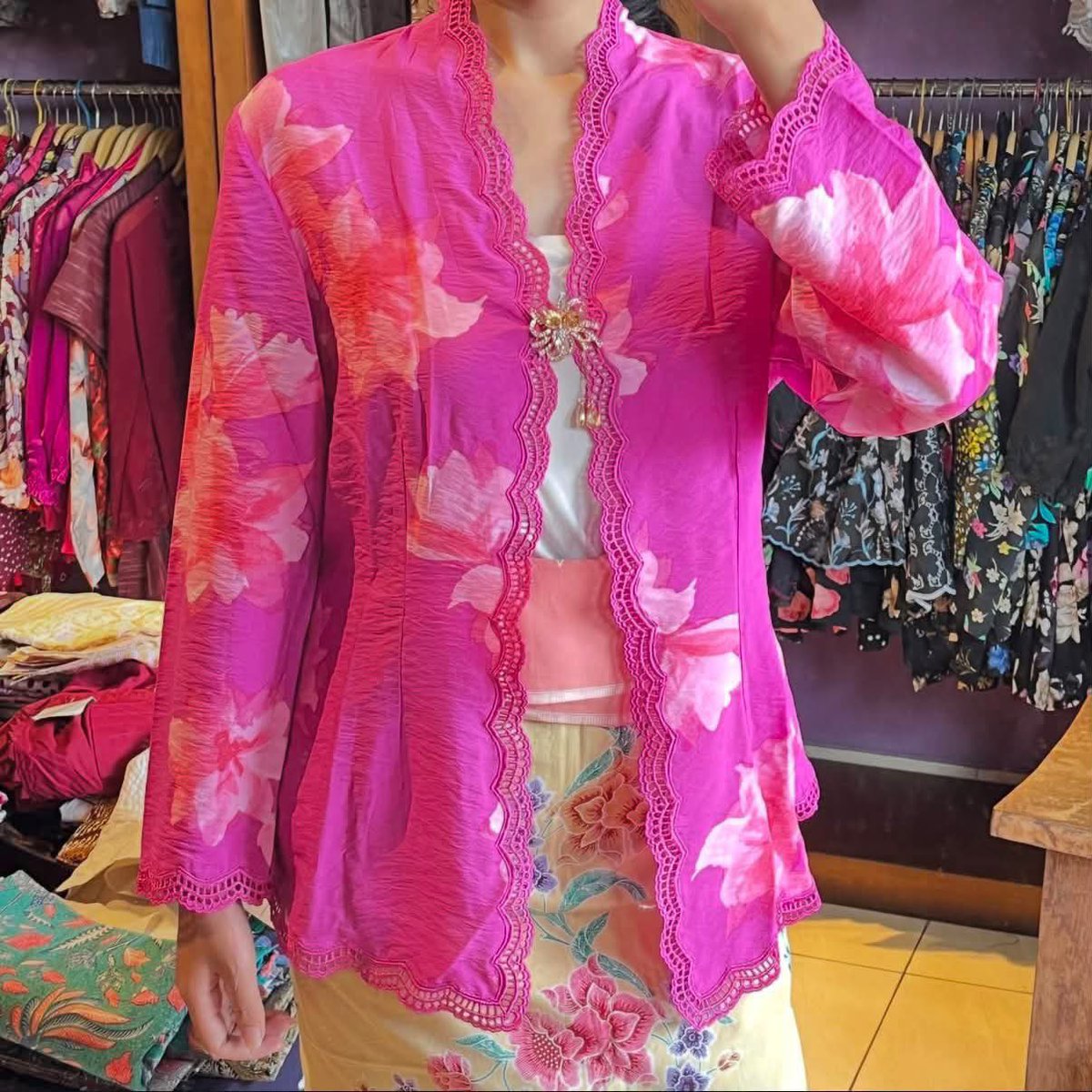 titaniaintan28's tweet photo. NEMU HIDDEN GEM KEBAYA SEANGGUN INI 😭🫶🏻
Feminin, manis, anggun tapi nggak keliatan tua—dan harganya masih affordable?! 😭✨ https://t.co/Bb03suV6Wd